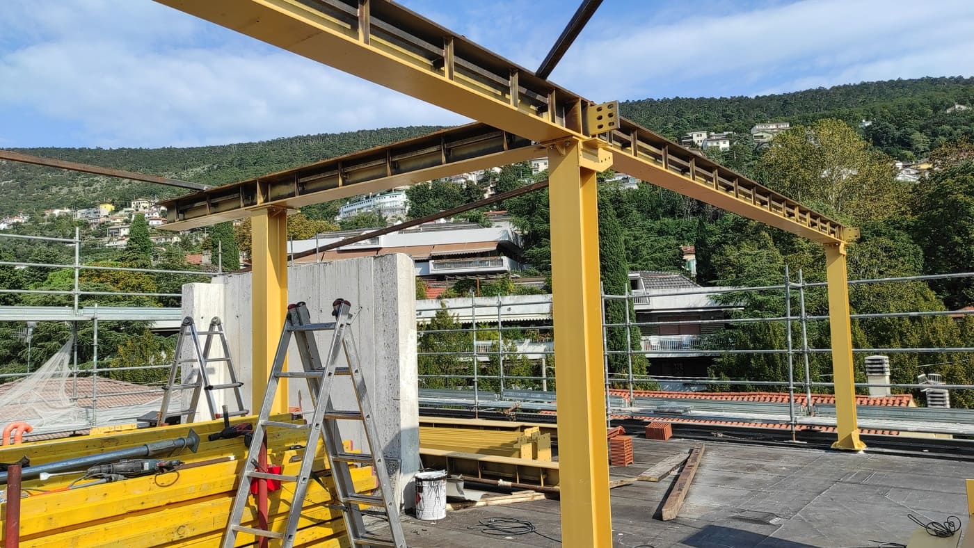 Detalj spoja nosača i stupa – EXC3 čelična nadogradnja s EUROPAN sustavom, Greif Hotel Maria Theresia, Trst.