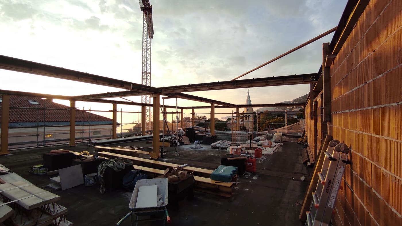 Montaža krovne čelične konstrukcije (EXC3) – okvir nadogradnje na Greif Hotelu Maria Theresia, pogled s gradilišta u Trstu.