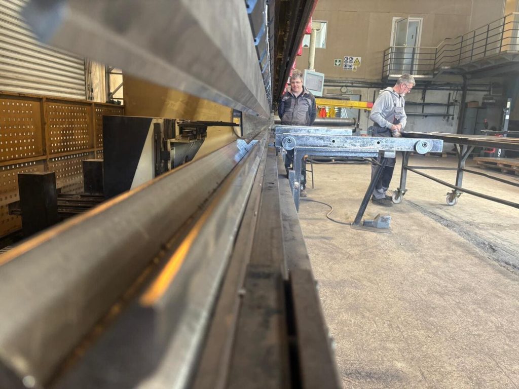 CNC savijanje lima na apkant preši u proizvodnom pogonu tvrtke Marana