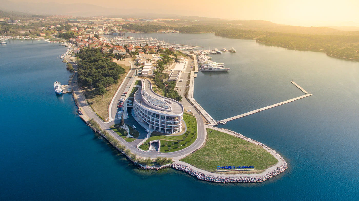 D-Resort Šibenik na vrhu Mandalina poluotoka – široki zračni kadar.