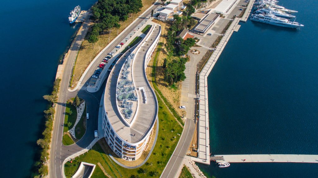 D-Resort Šibenik – zračni kadar krova sa svjetlarnikom i obližnje marine.