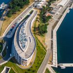 D-Resort Šibenik – zračni kadar krova sa svjetlarnikom i obližnje marine.