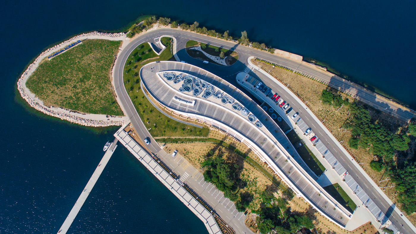 D-Resort Šibenik – zračni pogled na Mandalina poluotok s krovnim svjetlarnikom.