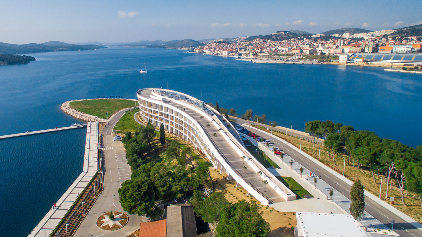 D-Resort Šibenik – zračna perspektiva hotela s pogledom na Šibenik.