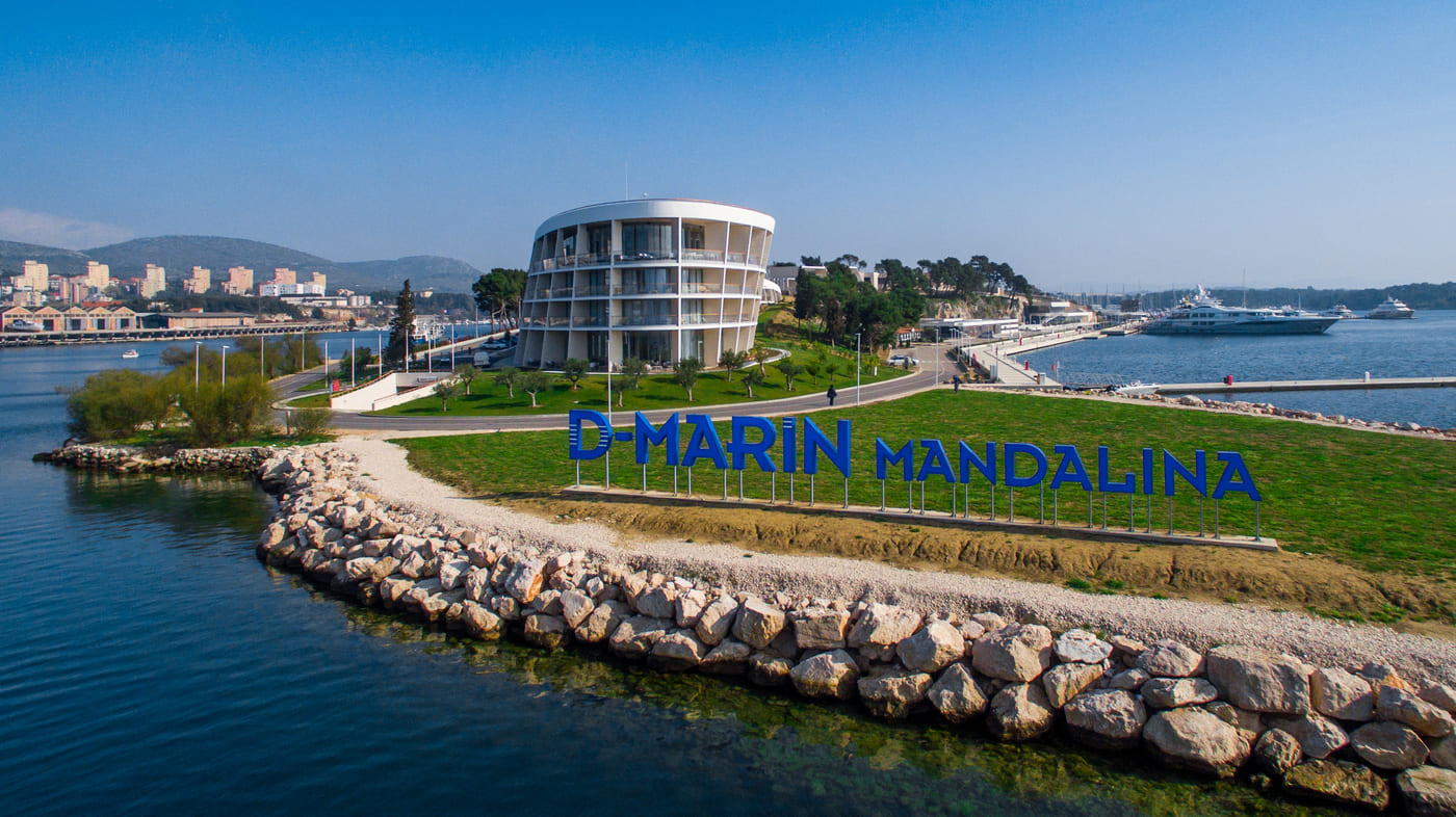 D-Marin Mandalina i D-Resort Šibenik – pogled na hotel uz marinu.