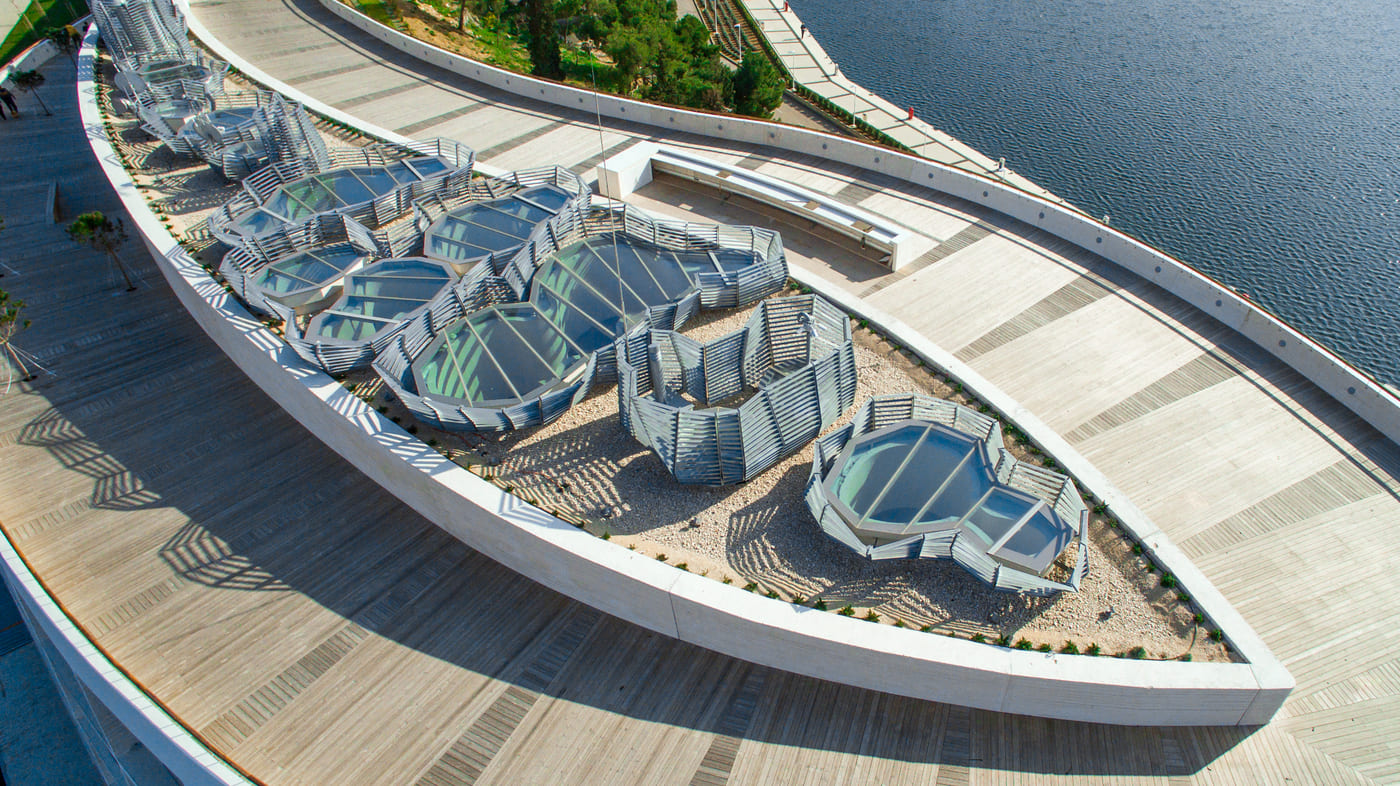 D-Resort Šibenik – skupina krovnih svjetlarnika, čelična podkonstrukcija i veliki stakleni paneli.