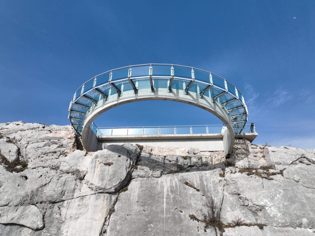 Skywalk Biokovo – polukružni vidikovac sa staklenom ogradom i čeličnim nosačima.