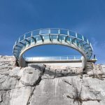 Skywalk Biokovo – polukružni vidikovac sa staklenom ogradom i čeličnim nosačima.