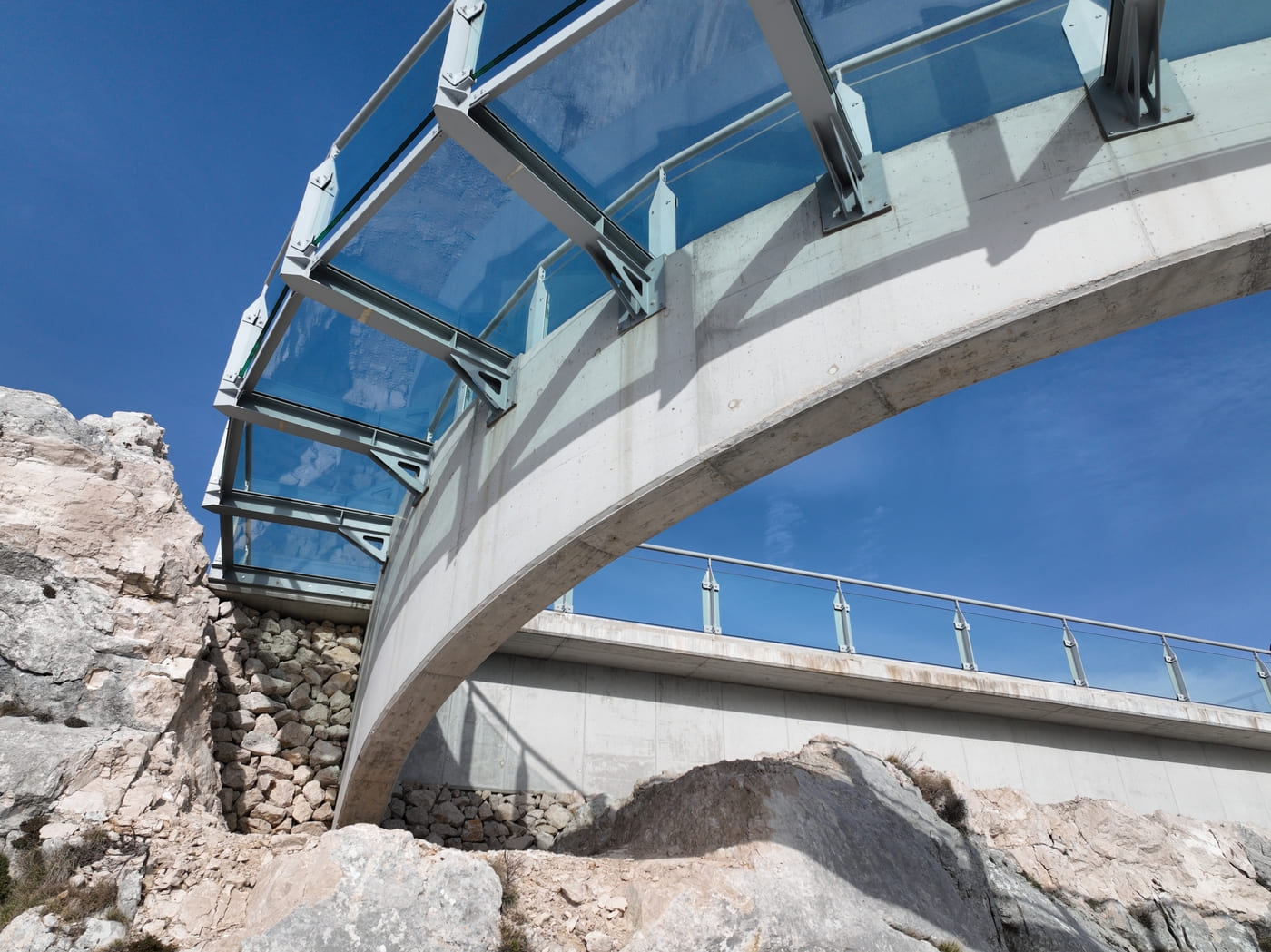 Skywalk Biokovo – detalj čelične konstrukcije i staklenih panela na lučnoj platformi.