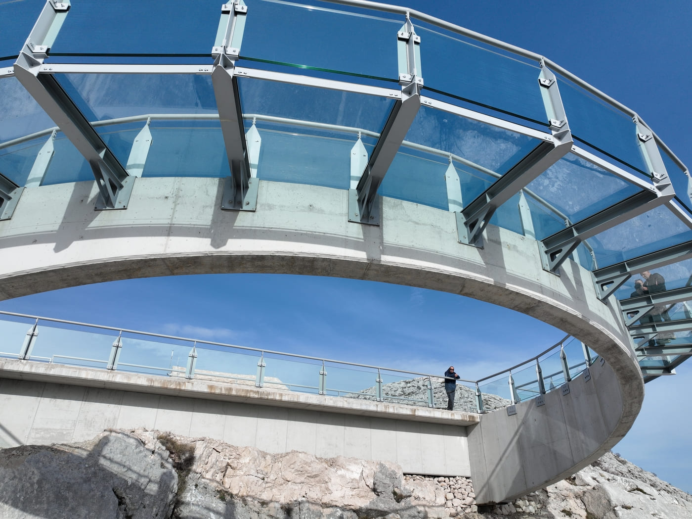 Skywalk Biokovo – polukružna staklena šetnica s čeličnim nosačima na litici.
