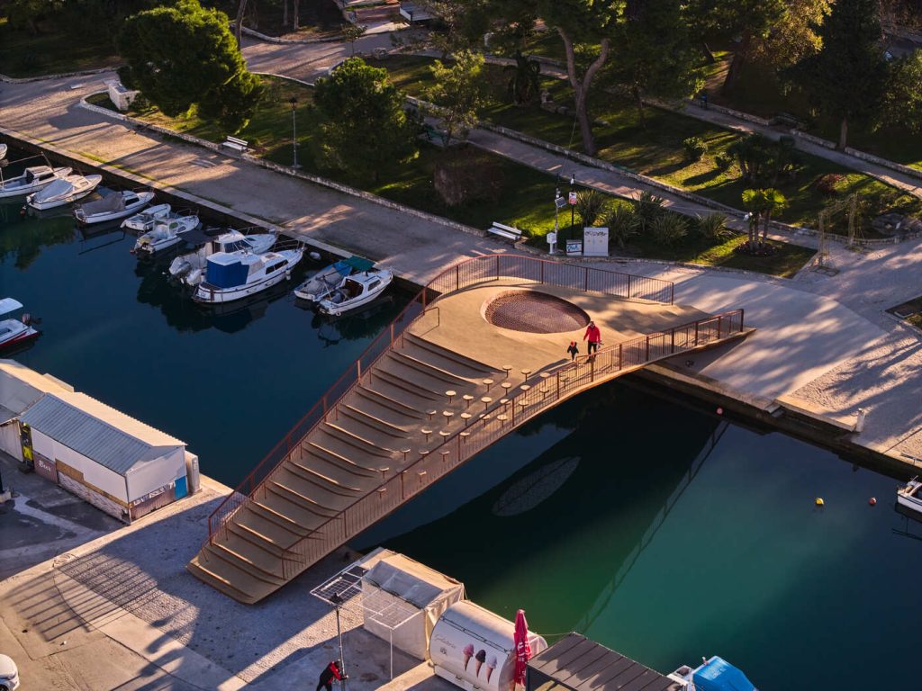 Pješački most na Foši, Trogir – zračna perspektiva čelične konstrukcije s pristupnim stubama.