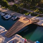 Pješački most na Foši, Trogir – zračna perspektiva čelične konstrukcije s pristupnim stubama.