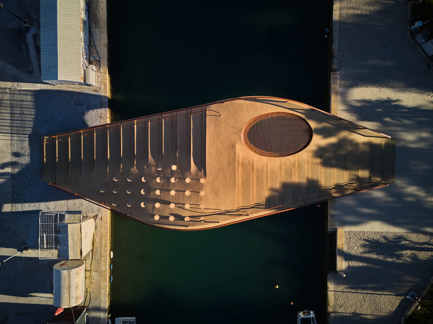 Zračni pogled na pješački most na Foši u Trogiru – tlocrt ljuskaste forme s ovalnim otvorom.