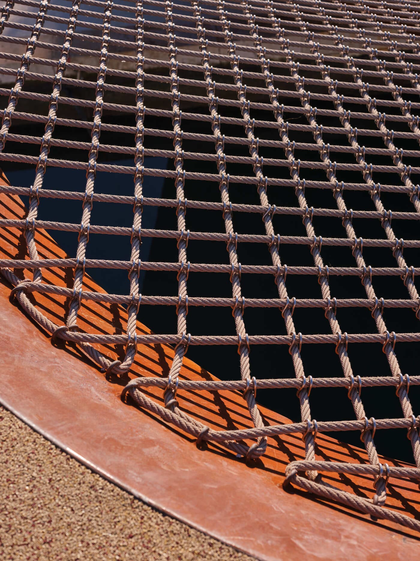 Sigurnosna mreža od sajli u ovalnom otvoru pješačkog mosta na Foši, Trogir.