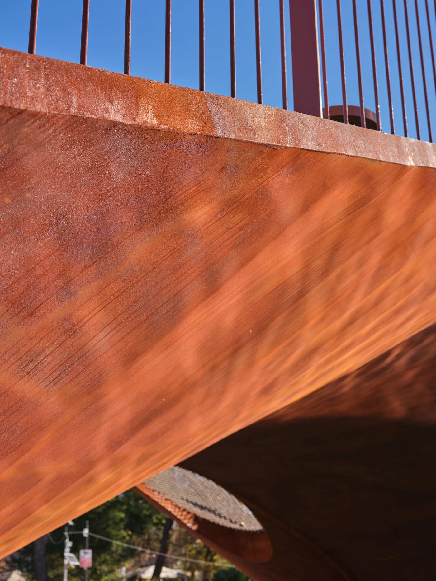 Detalj čelične ljuske pješačkog mosta na Foši, Trogir – tekstura površine i rukohvat.