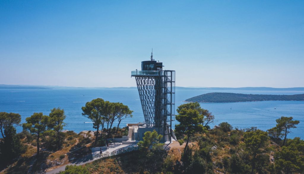 Čelični vidikovac s vanjskim stubištem i dizalom – Promatračnica na Marjanu.