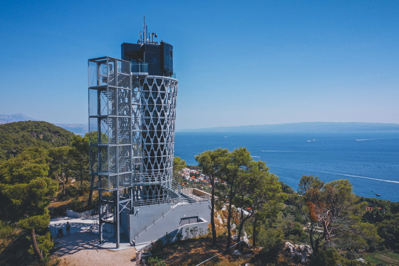 Mrežasta čelična ovojnica i kućište dizala – detalj promatračnice na Marjanu.