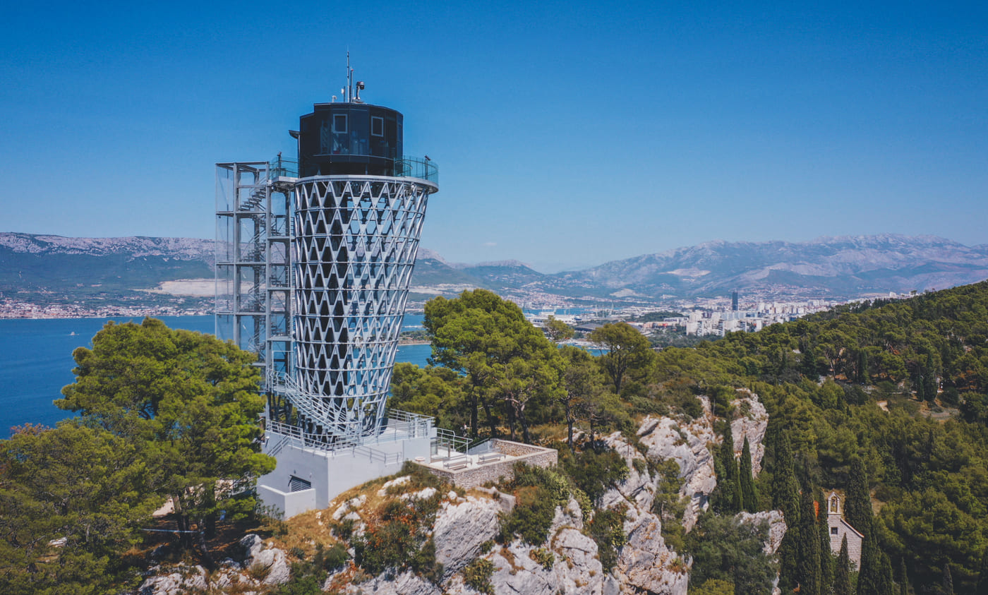Promatračnica na Marjanu iznad Splita – čelična mreža i kružna platforma.