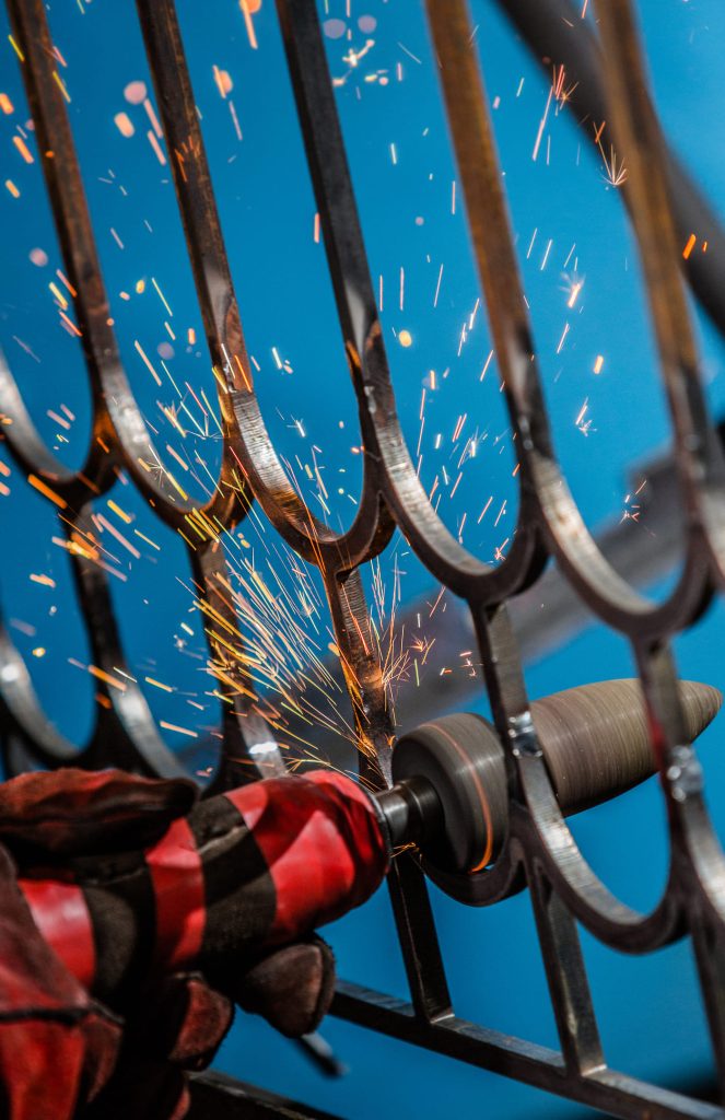 Brušenje i završna obrada metalne ograde – bravarija, Marana.