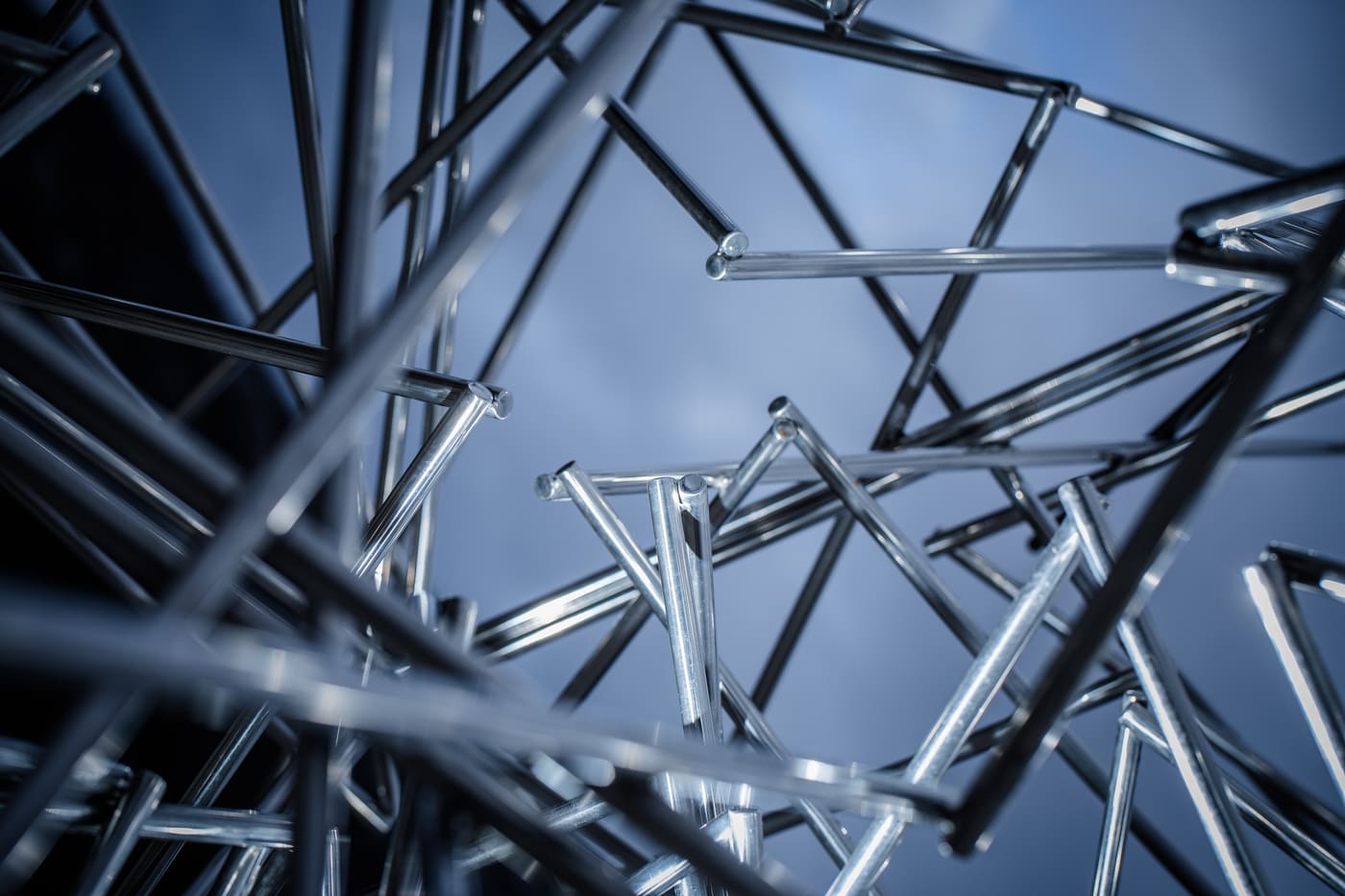 Metalne konstrukcije i bravarija – detalj čeličnih profila (cijevi) u mrežastoj konstrukciji.