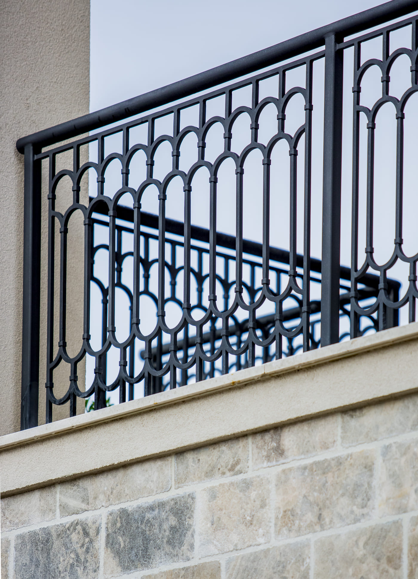 Hotel Regent, Porto Montenegro – detalj balkonske ograde od pocinčanog čelika (praškasto bojenje).