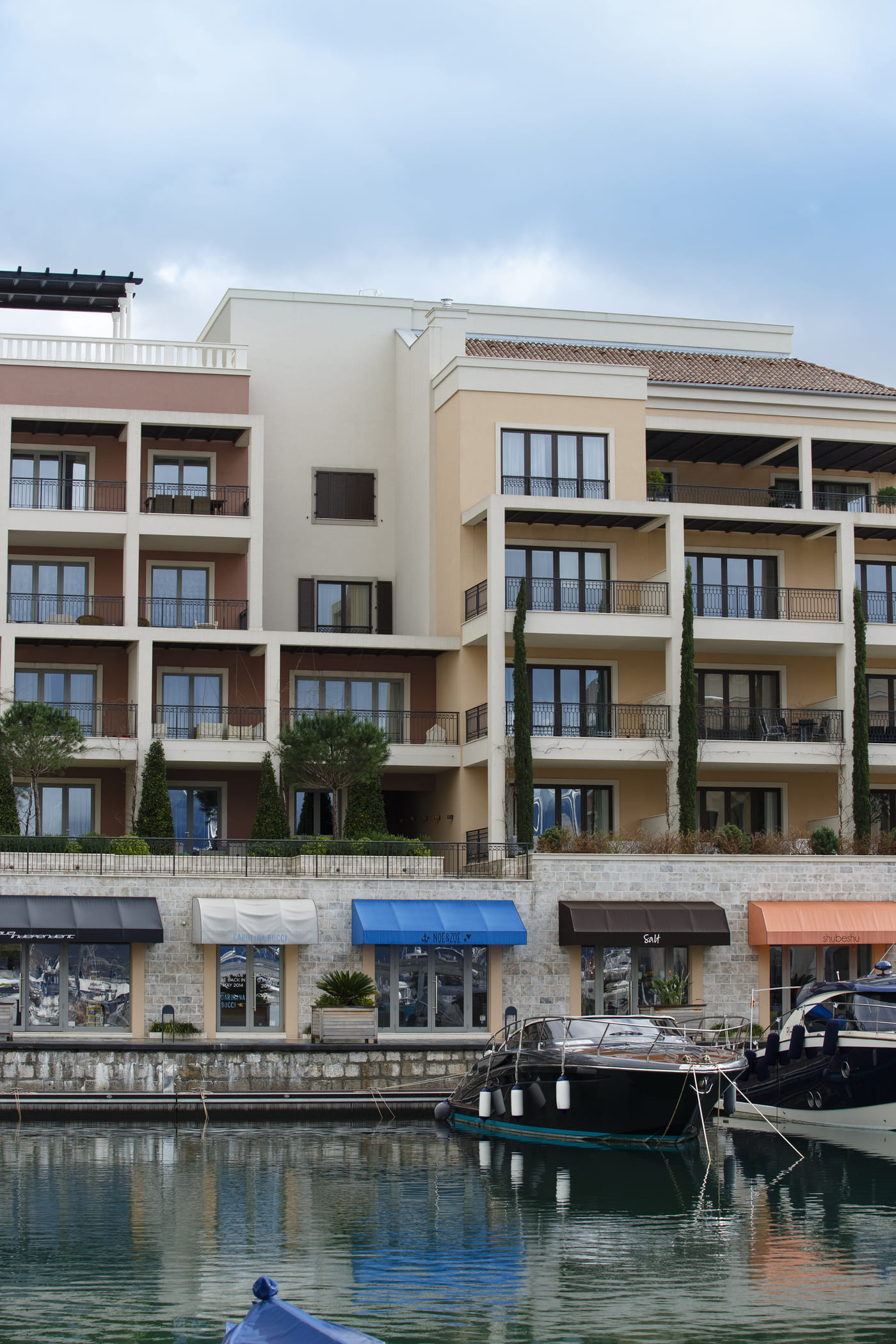 Hotel Regent, Porto Montenegro – balkonske ograde uz marinu i privezi.