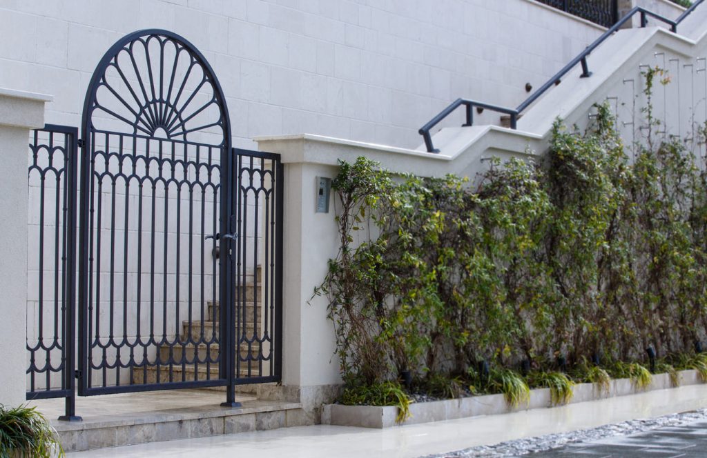 Hotel Regent, Porto Montenegro – kapija i perimetralna čelična ograda uz stubište.