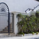 Hotel Regent, Porto Montenegro – kapija i perimetralna čelična ograda uz stubište.