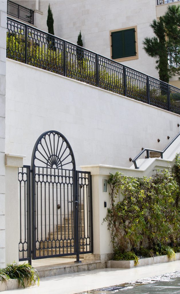 Metalna ograda i ulazna vrata – bravarija po mjeri, Marana.