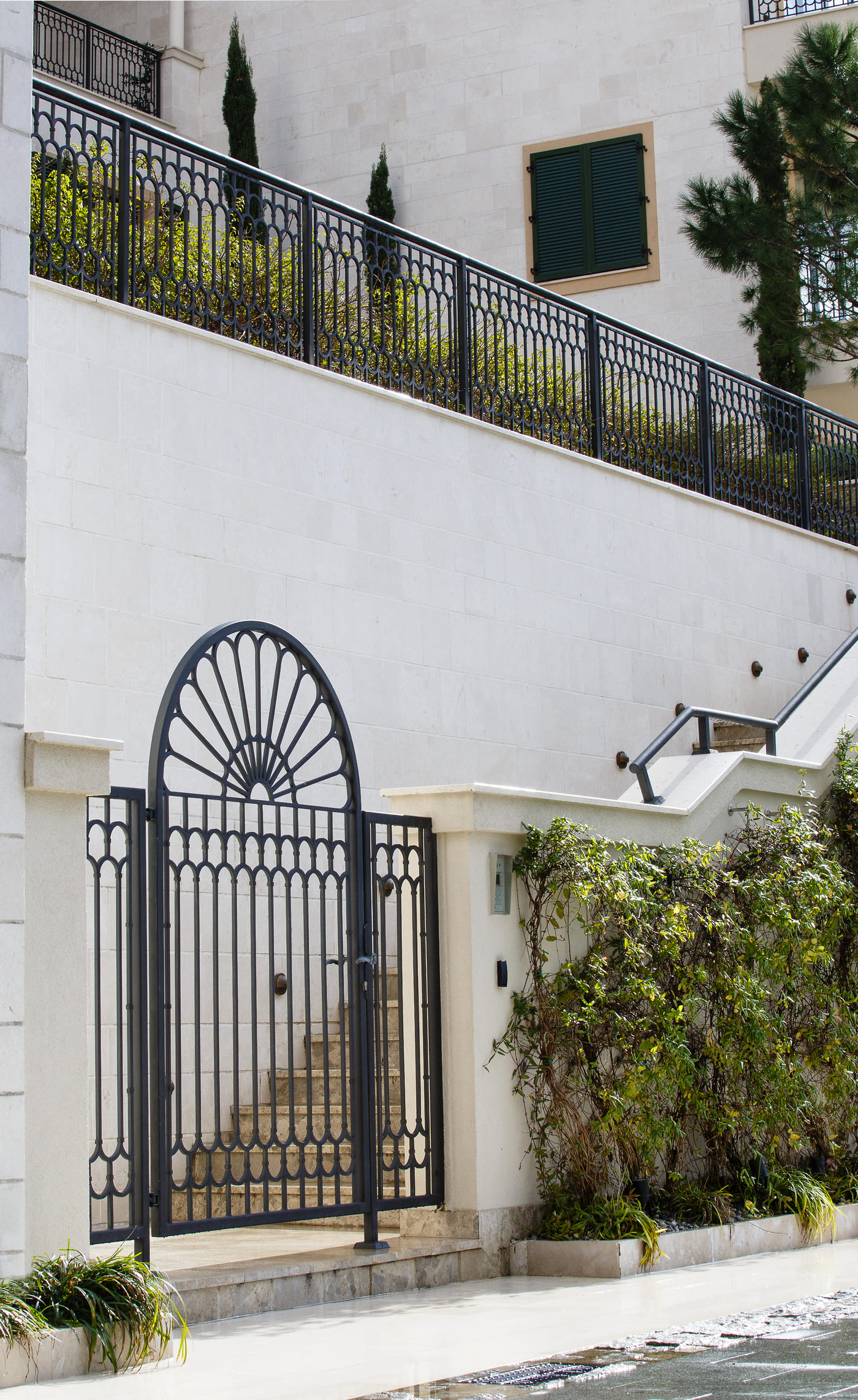 Hotel Regent, Porto Montenegro – detalj ulazne čelične kapije s polukružnim rasterom.