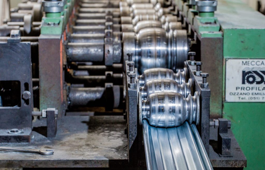 Profiliranje lamela za rolo vrata trgovačkih centara – stroj za hladno oblikovanje pocinčanog čelika.