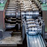 Profiliranje lamela za rolo vrata trgovačkih centara – stroj za hladno oblikovanje pocinčanog čelika.