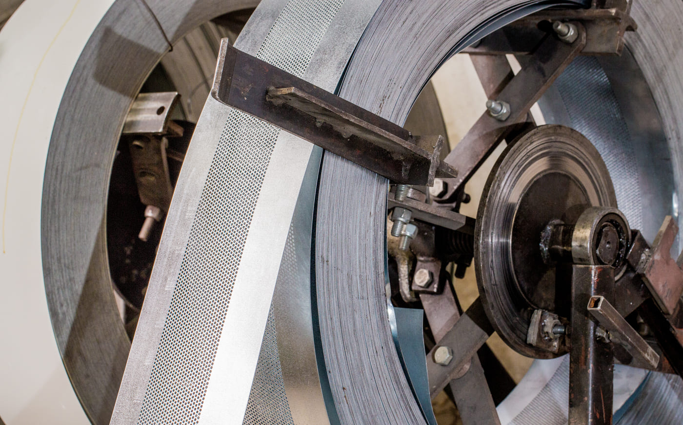 Mikroperforirani čelični trak za lamele rolo vrata u trgovačkim centrima.