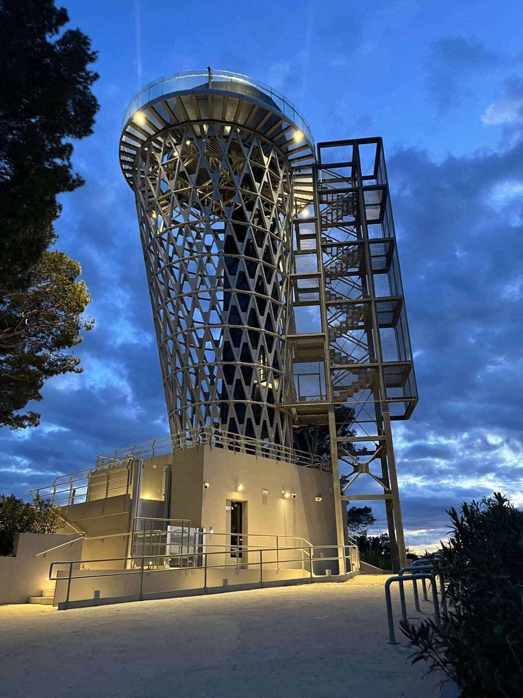 Promatračnica na Marjanu u sumrak – osvijetljena čelična konstrukcija s vanjskim stubištem.